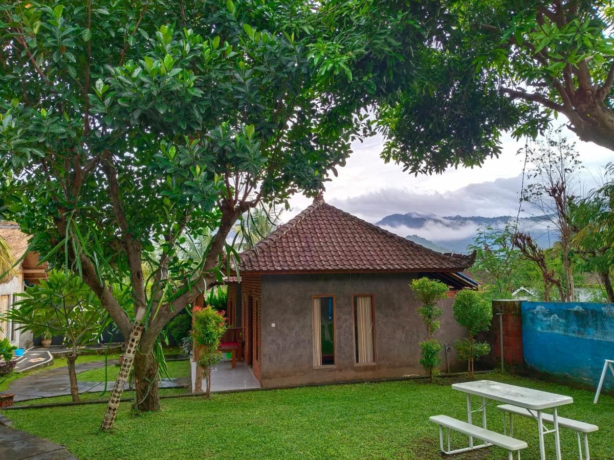 Menjangan View Bed and Breakfast Banyuwedang Buitenkant foto